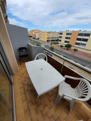 تناول الطعام بالخارج