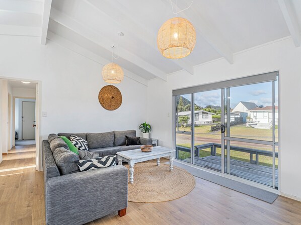 TV - Retreat by the Beach - Pauanui Holiday Home (Pauanui)