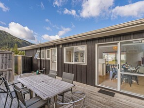 Outdoor dining - Retreat by the Beach - Pauanui Holiday Home (Pauanui)
