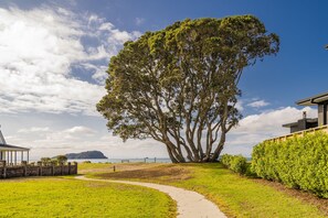 Property grounds - Retreat by the Beach - Pauanui Holiday Home (Pauanui)