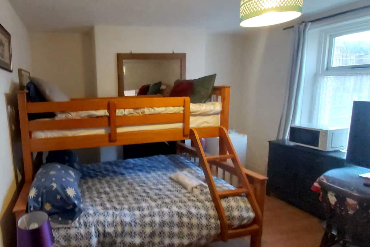 Dormitorio condiviso Economy, per soli uomini | Biancheria da letto ipoallergenica, Wi-Fi gratuito