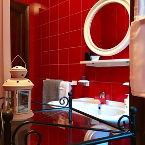 Combined shower/bathtub, hair dryer, bidet, towels - THE PLEASURE OF A STAY IN THE TRANQUILITY OF NATURE. (San Zenone degli Ezzelini)