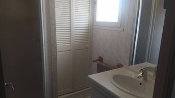 Douche, sĂšche-cheveux, papier toilette