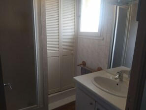 Chuveiro, secador de cabelo, papel higiênico 
