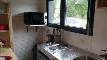 Een koelkast, een microgolfoven, een koffiezetapparaat/waterkoker