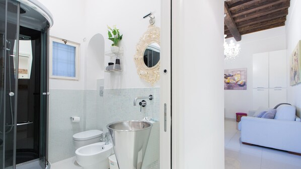 Dusche, Haartrockner, Bidet, Handtücher