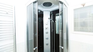 Dusche, Haartrockner, Bidet, Handtücher