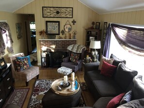 Smart TV, fireplace, DVD player - Castle View Quarters (Berkeley Springs)