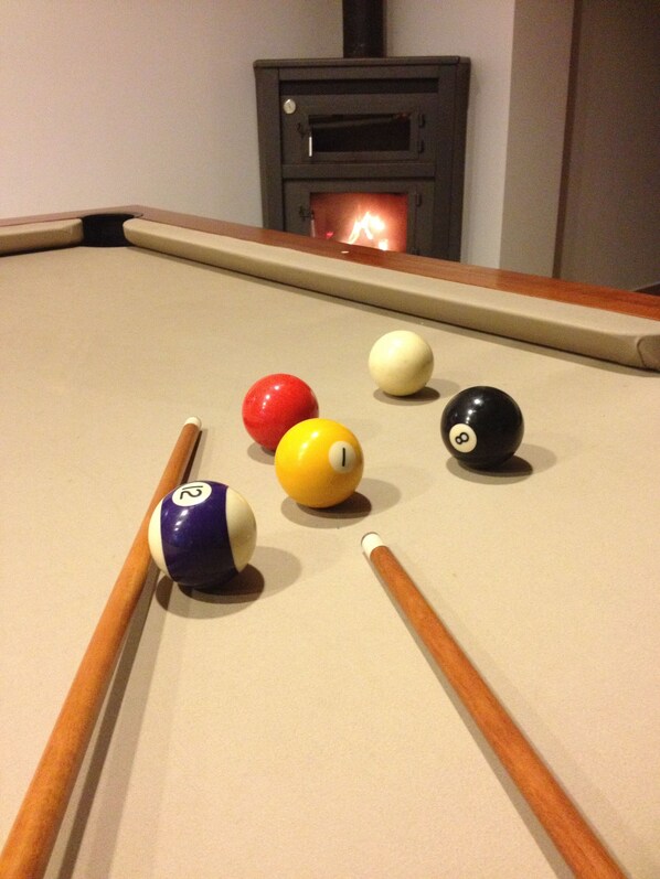 A pool table with billiard balls and cues. - Rio d'Azenha - Country House (Bombarral)