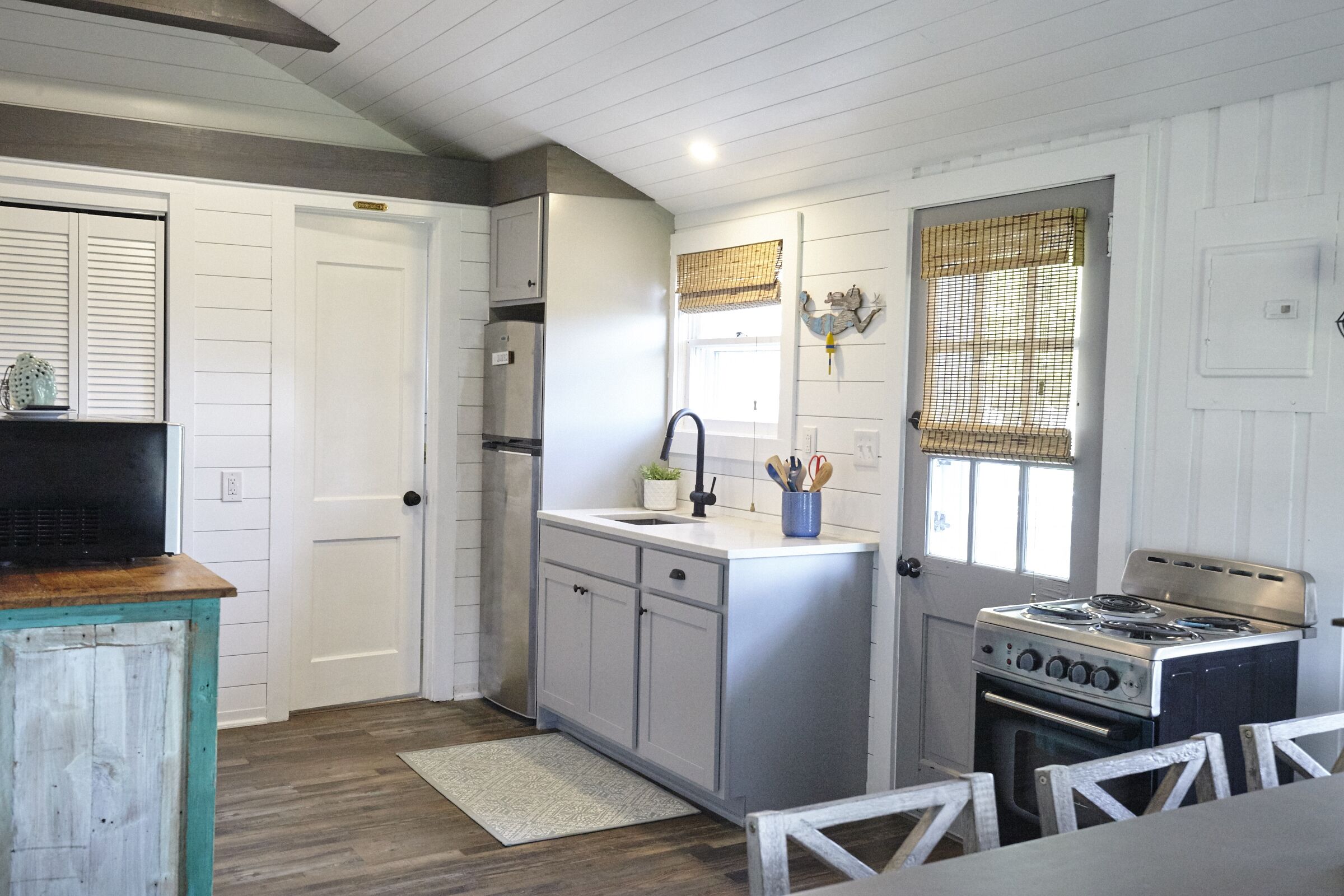 Quaint Cottage--Private Beach Access with Parking
