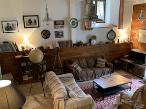 Una televisión, una chimenea, un reproductor de DVD, un futbolín