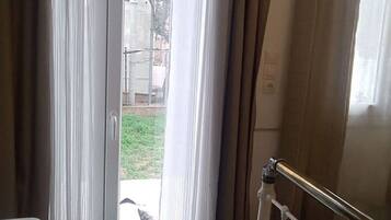 2 bedrooms, iron/ironing board, WiFi