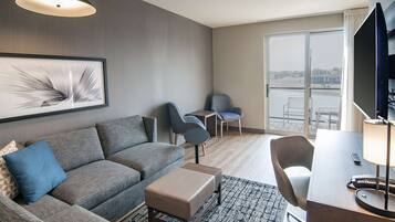 Rom, 1 kingsize-seng med sovesofa, tilgjengelighetstilpasset | Safe på rommet, skrivebord og skrivebord for bærbar PC