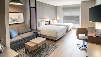 Room, Lake View (2 Queen Beds) | Peti besi dalam bilik, meja, ruang kerja komputer riba 