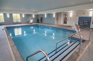 Piscina interna, funciona das 7h às 22h, espreguiçadeiras