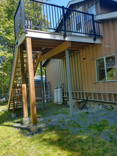 PRIVATE 1 BEDROOM WITH BALCONY IN  MOUNTAINS 15 MIN FROM DOWNTOWN VICTORIA 

 
