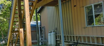 PRIVATE 1 BEDROOM WITH BALCONY IN  MOUNTAINS 15 MIN FROM DOWNTOWN VICTORIA 

 
