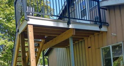 PRIVATE 1 BEDROOM WITH BALCONY IN MOUNTAINS 15 MIN FROM DOWNTOWN VICTORIA