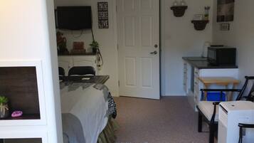 1 bedroom, desk, iron/ironing board, free WiFi