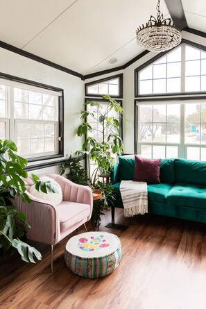 Bordtennisbord, bøger, musikbibliotek