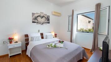 2 bedrooms, iron/ironing board, free WiFi, bed sheets