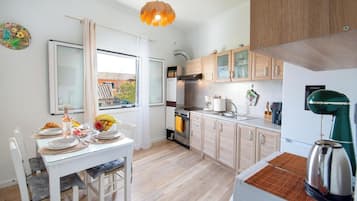 Kühlschrank, Ofen, Geschirrspüler, Wasserkocher mit Kaffee-/Teezubehör