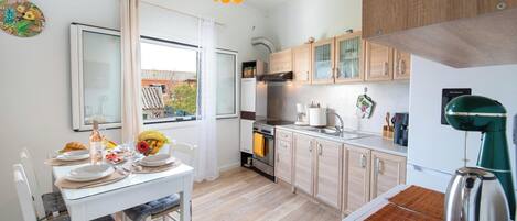 Kühlschrank, Ofen, Geschirrspüler, Wasserkocher mit Kaffee-/Teezubehör