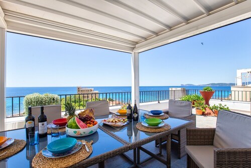 Spectacular Penthouse in front of the sea with stunning view for 8 people