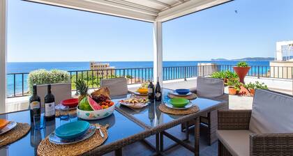 Spectacular Penthouse in front of the sea with stunning view for 8 people