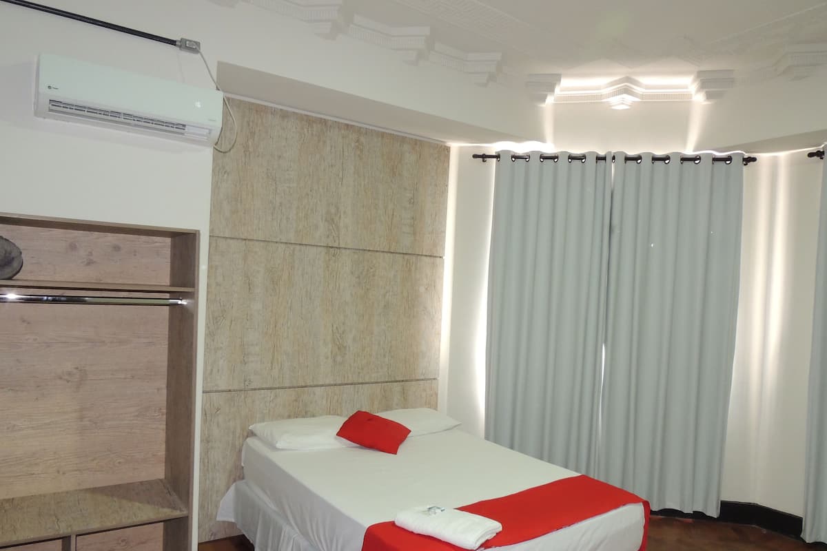 Tweepersoonskamer | Pillowtop-bedden, een bureau, gratis wifi, beddengoed