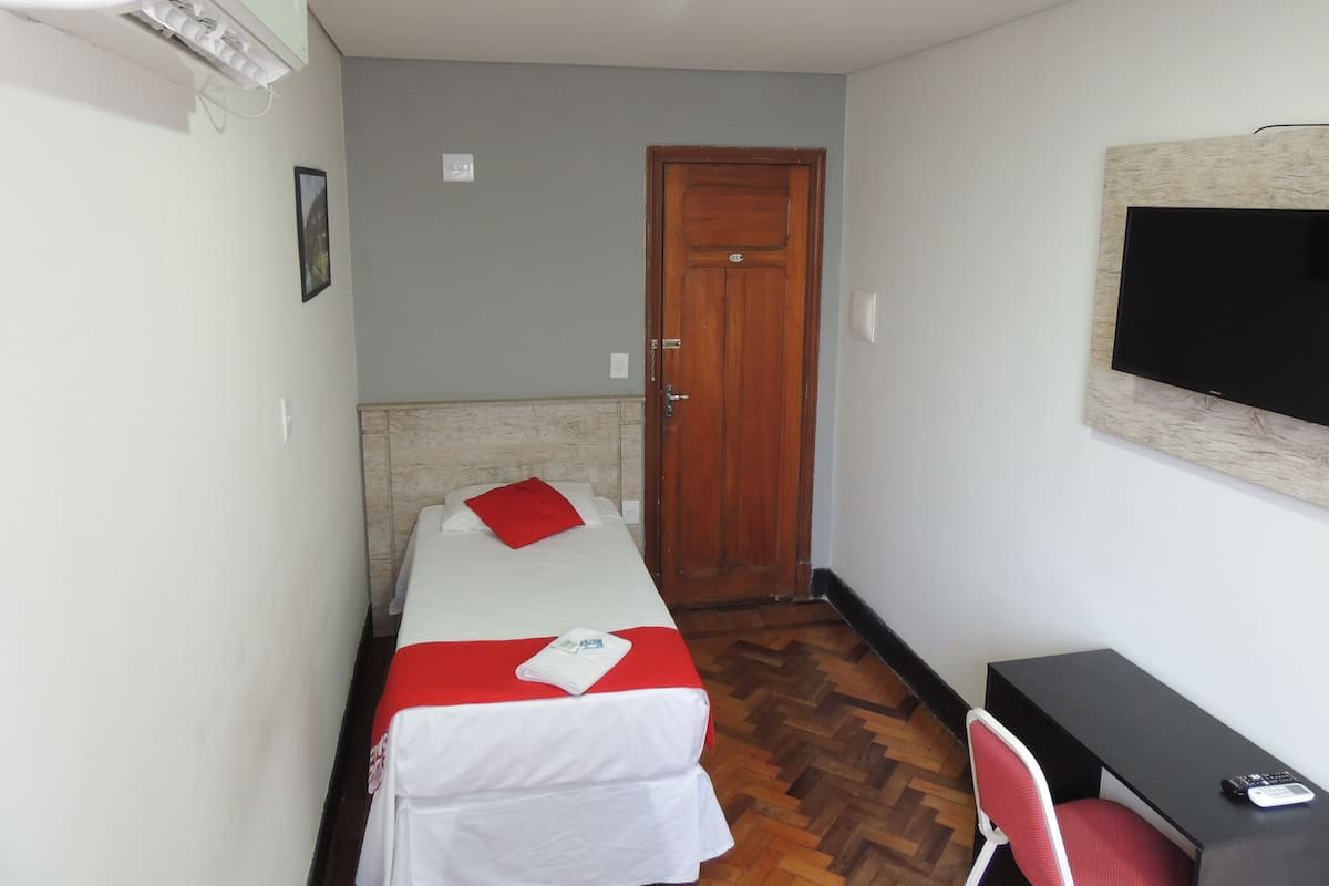 Eenpersoonskamer | Pillowtop-bedden, een bureau, gratis wifi, beddengoed