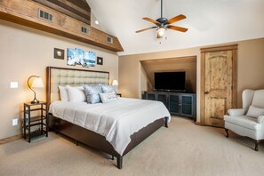 7 bedrooms, desk, iron/ironing board, free WiFi - Parking for 8 Cars and Sleeps 17...Fun Amenities!  Capturin' Moments 30A (Santa Rosa Beach)