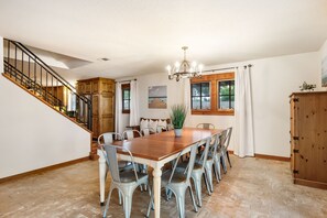 Dining - Parking for 8 Cars and Sleeps 17...Fun Amenities!  Capturin' Moments 30A (Santa Rosa Beach)