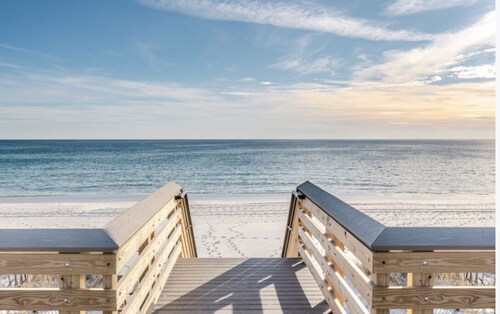 Parking for 8 Cars and Sleeps 17...Fun Amenities!  Capturin' Moments 30A