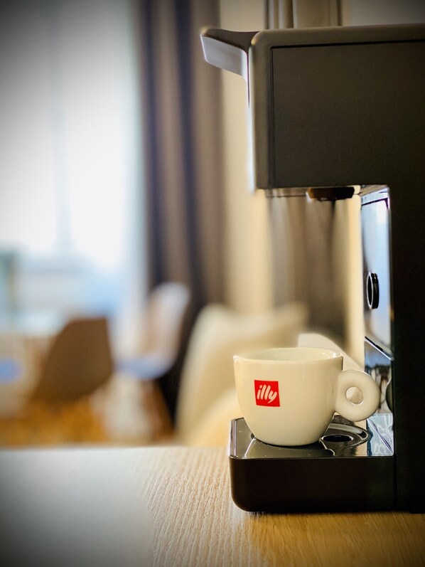 Une machine à café avec une tasse de café posée sur un plateau.