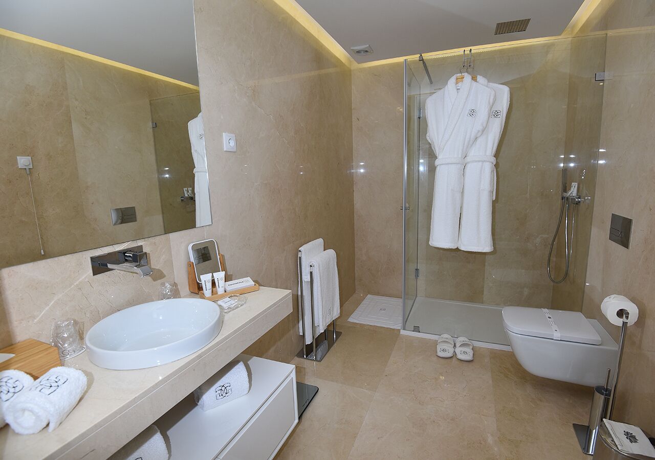Deluxe Apartment, City View | Bathroom | Free toiletries, hair dryer, bathrobes, bidet