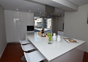 Elite Apartment, City View | Private kitchen - GuimaGold (Guimarães)