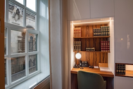 Deluxe Apartment, City View | In-room business center