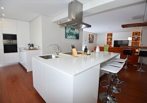 Apartamento elite, vista para a cidade | Cozinha privada | Máquina de café expresso, cafeteira/chaleira, chaleira elétrica