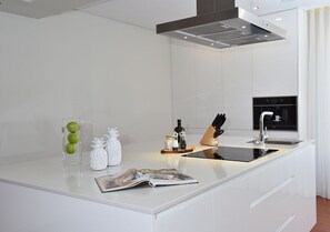 Apartemen Elite, pemandangan kota | Dapur pribadi | Mesin espresso, mesin pembuat kopi/teh, dan ketel listrik