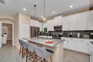 冷蔵庫、電子レンジ、オーブン、コンロ