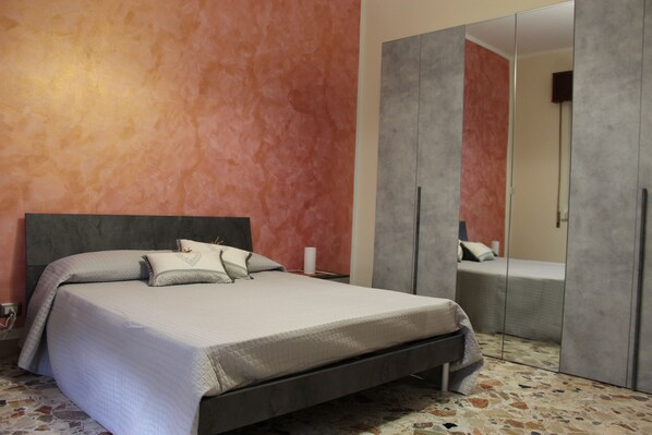 3 bedrooms, desk, free WiFi, bed sheets