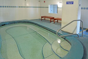 Utendørsbasseng og et oppvarmet basseng