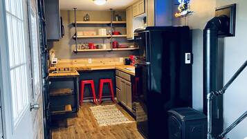 Réfrigérateur, micro-ondes, plaque de cuisson, lave-vaisselle