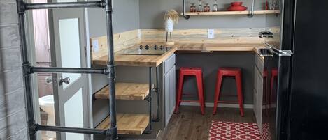 Réfrigérateur, four à micro-ondes, surface de cuisson, lave-vaisselle
