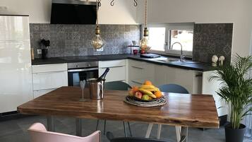 Fridge, oven, stovetop, dishwasher