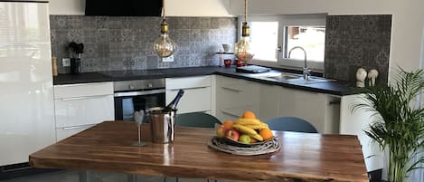 Frigorífico, horno, placa de cocina y lavavajillas