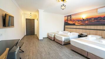 Familien-Vierbettzimmer | Hochwertige Bettwaren, Minibar, Schreibtisch