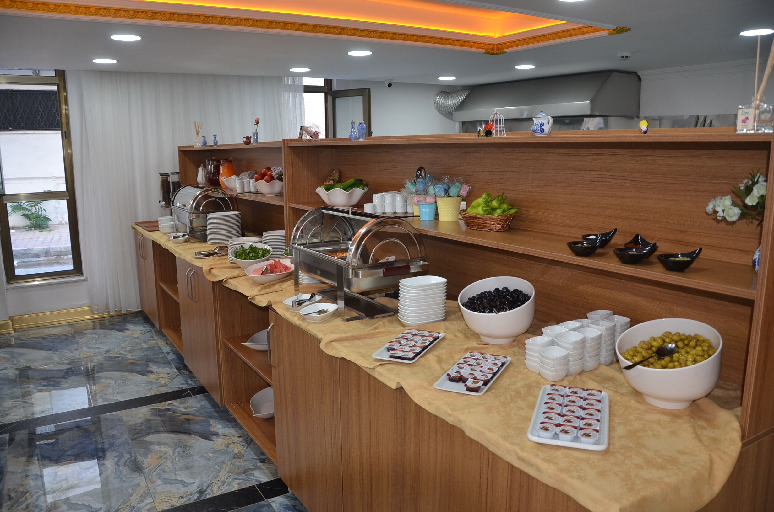 Un buffet proposant une variété de plats et d'ustensiles.