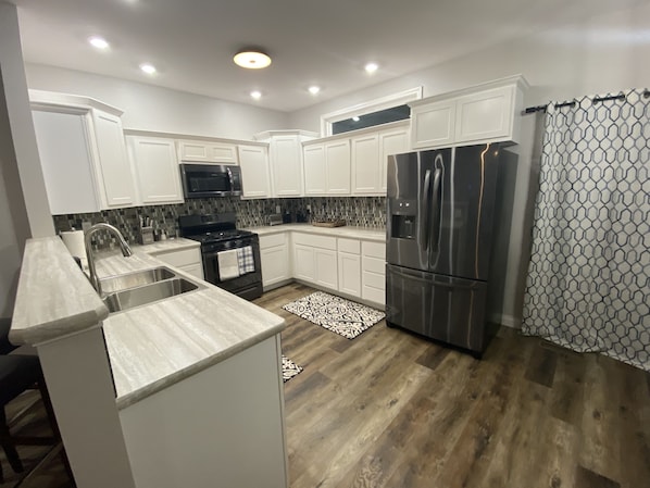 Microwave, dishwasher, coffee/tea maker, cookware/dishes/utensils
